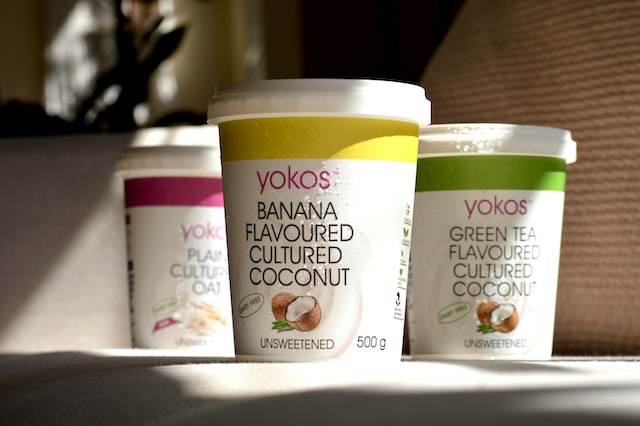 Jogurt na diecie - jak jogurt może pomóc w odchudzaniu i jakie są najlepsze przepisy na zdrowe, niskokaloryczne posiłki z jogurtem