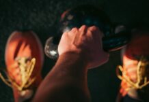 Jakie są różnice między kettlebell i hantlami