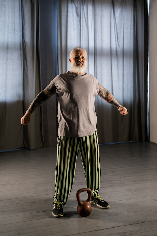 pexels-alena-darmel-7322470 Jakie są najlepsze ćwiczenia z kettlebell dla osób z chorobą Alzheimera