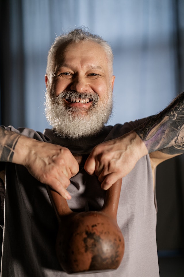 pexels-alena-darmel-7322478 Jakie są najlepsze ćwiczenia z kettlebell dla osób z chorobą Parkinsona