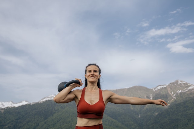pexels-anastasia-shuraeva-4945534 Jakie są najlepsze ćwiczenia na plecy z kettlebell