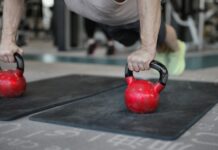 Jakie są najlepsze ćwiczenia na klatkę piersiową z kettlebell? Jakie są najlepsze ćwiczenia na klatkę piersiową z kettlebell
