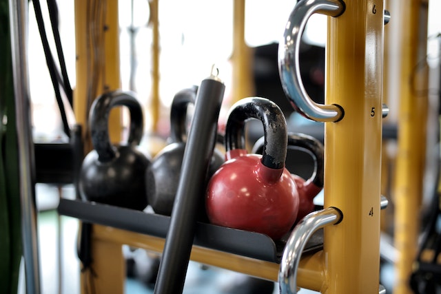 pexels-andrea-piacquadio-3839058 Czy kettlebell może pomóc w poprawie postawy ciała
