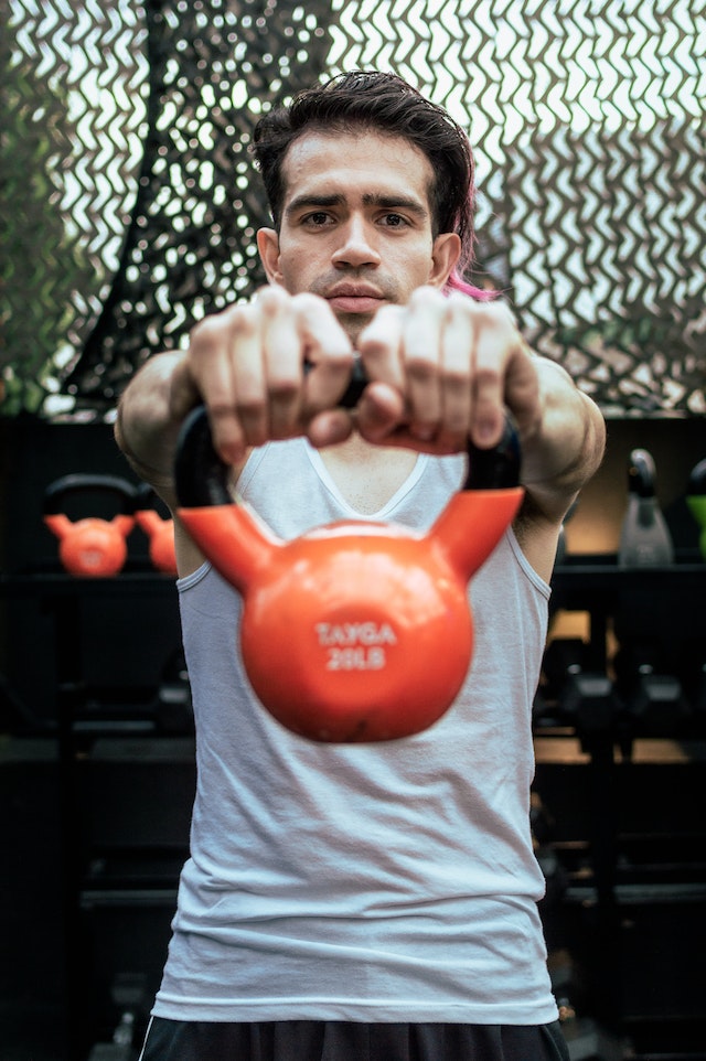 pexels-eduardo-lópez-13993019 Jakie są najlepsze ćwiczenia na koordynację z kettlebell