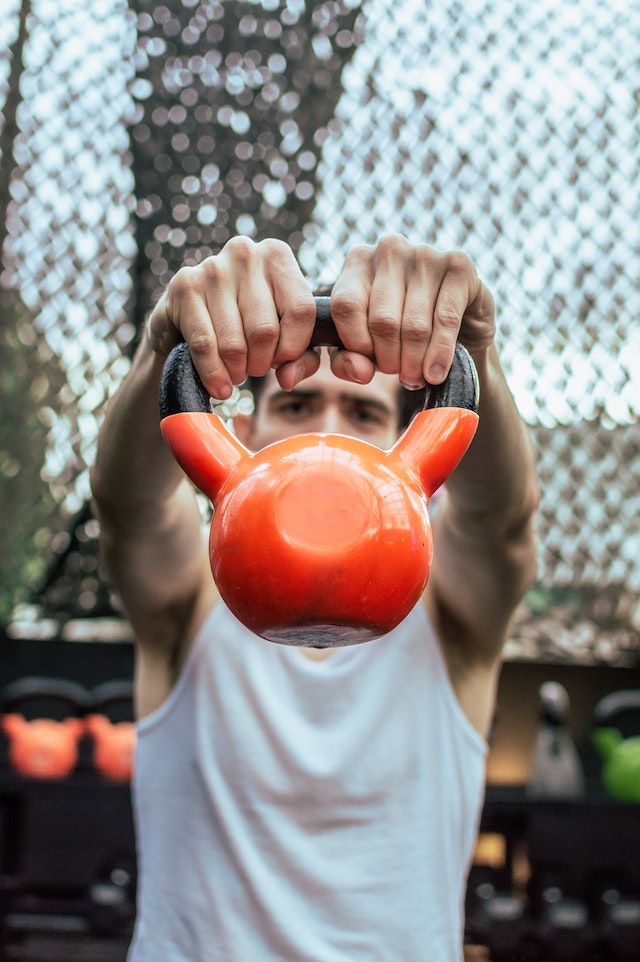 pexels-eduardo-lópez-13993022 Jakie są najlepsze ćwiczenia z kettlebell dla osób z cukrzycą