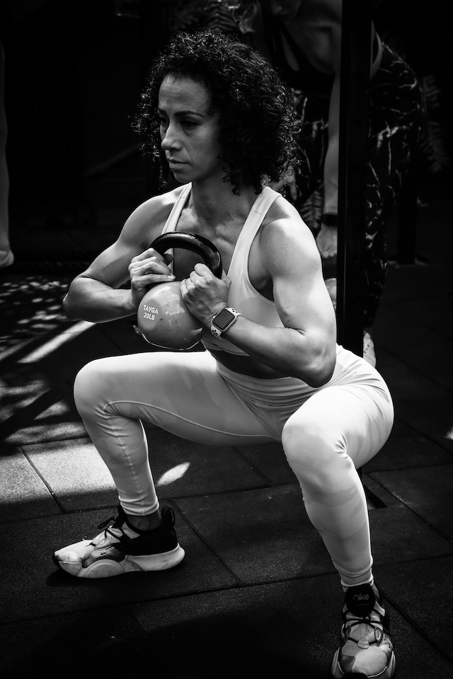 pexels-erika-reyes-14243889 Jakie są najlepsze ćwiczenia z kettlebell dla osób z astmą