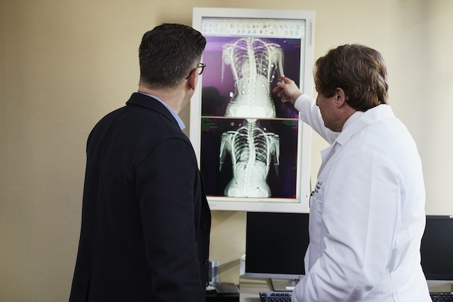 pexels-linkedin-sales-navigator-2182972 Jakie są objawy choroby serca u osób starszych i jak je diagnozować?