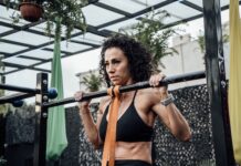 Podciąganie w domu – jak ćwiczyć bez drążka? Podciąganie w domu