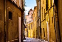 Jak się gra w piłkę na kartce?