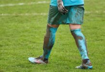 Czy bramkarz jest nietykalny w piątce?