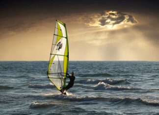 Czy do windsurfingu trzeba umieć pływać?