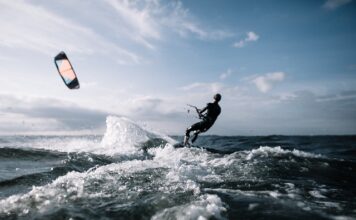 Co warto wziąć na kitesurfing?
