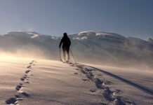 Jak nosić kije trekkingowe? Jak nosić kije trekkingowe?