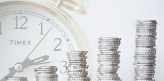 Co to znaczy zwrot przez sztag?