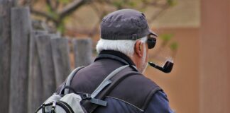 Jak przyczepić fajkę do maski?