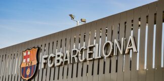 Dlaczego Suarez nosi maskę?